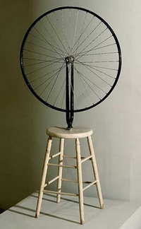 Велосипедное колесо на табуретке